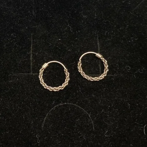 Creoler i sølv Ø 12 mm Kædemønster, Creoler i sølv Ø 12 mm Kædemønster, kæde, flettet, flettede, fletmønster, chain, ankermønster, ankerkæde, facet, Anker Facet, hoops, oxiderede, mørke, rhodinerede, creoler, creol, runde øreringe, runde ringe, specielle, moderne, sølv øreringe, sølv ringe, ægte sølv, sterling sølv, holdbare, billige, boho, bali, inn, cool, stacking, look, hippie, Biti, Ribe, danske brands, dansk design, Maanesten, Stine A, Susanne Friis Bjørner, Enamel,
