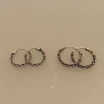 Creoler i sølv Ø 12 mm Kædemønster, Creoler i sølv Ø 12 mm Kædemønster, kæde, flettet, flettede, fletmønster, chain, ankermønster, ankerkæde, facet, Anker Facet, hoops, oxiderede, mørke, rhodinerede, creoler, creol, runde øreringe, runde ringe, specielle, moderne, sølv øreringe, sølv ringe, ægte sølv, sterling sølv, holdbare, billige, boho, bali, inn, cool, stacking, look, hippie, Biti, Ribe, danske brands, dansk design, Maanesten, Stine A, Susanne Friis Bjørner, Enamel,