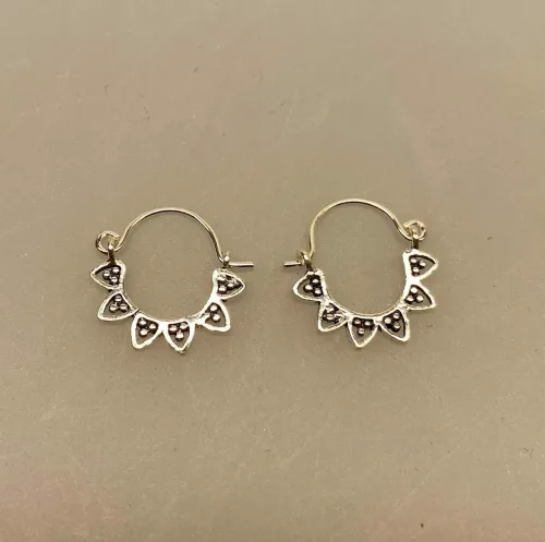 Creoler i sølv Ø 15 mm bøjle med fint mønster, takker, blomster, blade, Creoler i sølv Ø 17 mm bøjle med fint mønster, Creol øreringe sølv - bøjle med fint mønster, hoops, loops, runde, øreringe, ringe, ørenringe, bali, boho, hippie, stylish, cool, ægte, sølv, sterling sølv, billige, lave priser, kvalitet, små, specielle, mønster, maanesten