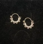 Creoler i sølv Ø 15 mm bøjle med fint mønster, takker, blomster, blade, Creoler i sølv Ø 17 mm bøjle med fint mønster, Creol øreringe sølv - bøjle med fint mønster, hoops, loops, runde, øreringe, ringe, ørenringe, bali, boho, hippie, stylish, cool, ægte, sølv, sterling sølv, billige, lave priser, kvalitet, små, specielle, mønster, maanesten