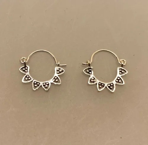 Creoler i sølv Ø 15 mm bøjle med fint mønster, takker, blomster, blade, Creoler i sølv Ø 17 mm bøjle med fint mønster, Creol øreringe sølv - bøjle med fint mønster, hoops, loops, runde, øreringe, ringe, ørenringe, bali, boho, hippie, stylish, cool, ægte, sølv, sterling sølv, billige, lave priser, kvalitet, små, specielle, mønster, maanesten