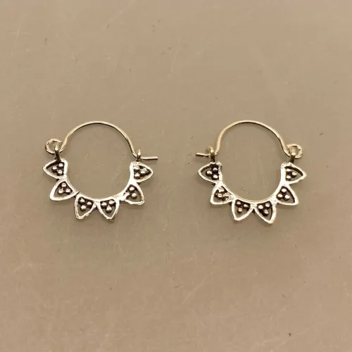 Creoler i sølv Ø 15 mm bøjle med fint mønster, takker, blomster, blade, Creoler i sølv Ø 17 mm bøjle med fint mønster, Creol øreringe sølv - bøjle med fint mønster, hoops, loops, runde, øreringe, ringe, ørenringe, bali, boho, hippie, stylish, cool, ægte, sølv, sterling sølv, billige, lave priser, kvalitet, små, specielle, mønster, maanesten