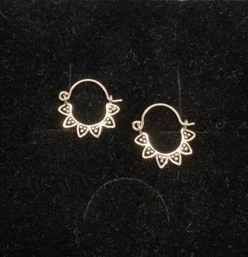 Creoler i sølv Ø 15 mm bøjle med fint mønster, takker, blomster, blade, Creoler i sølv Ø 17 mm bøjle med fint mønster, Creol øreringe sølv - bøjle med fint mønster, hoops, loops, runde, øreringe, ringe, ørenringe, bali, boho, hippie, stylish, cool, ægte, sølv, sterling sølv, billige, lave priser, kvalitet, små, specielle, mønster, maanesten