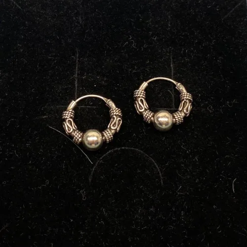 Creoler i sølv Ø 16 mm med oxyderet S-mønster og kugle , Creoler i sølv Ø 18 mm med oxyderet S-mønster og kugle, Ø 16 mm Creoler sølv med oxyderet S-mønster og kugle, Sølvøreringe, sølv smykker, ørenringe, øreringe, runde, ringe, hoops, creol, creoler, ribe, biti