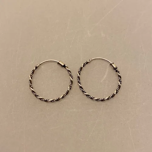 Creoler i sølv Ø 18 mm Snoet Vridmodel , hoops, loops, runde øreringe, øreringe, ørenringe, creoler, boho, bali, snoede, flettede, sølv hoops, ægte sølv, ren sølv, massiv sølv, sterling sølv, kvalitet, holdbare, nikkelfri, sølv ringe, runde ringe, enkle, simple, klassiske, flotte, smukke, specielle, biti, ribe, maanesten, stine a, pico, enamel,