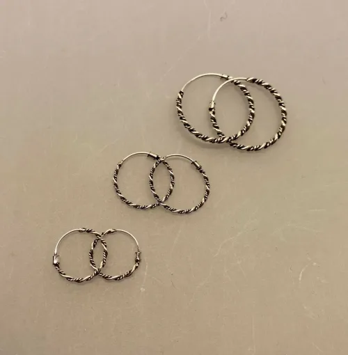 Creoler i sølv Ø 15 mm Snoet Vridmodel , hoops, loops, runde øreringe, øreringe, ørenringe, creoler, boho, bali, snoede, flettede, sølv hoops, ægte sølv, ren sølv, massiv sølv, sterling sølv, kvalitet, holdbare, nikkelfri, sølv ringe, runde ringe, enkle, simple, klassiske, flotte, smukke, specielle, biti, ribe, maanesten, stine a, pico, enamel