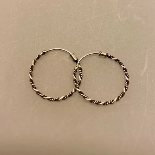 Creoler i sølv Ø 18 mm Snoet Vridmodel , hoops, loops, runde øreringe, øreringe, ørenringe, creoler, boho, bali, snoede, flettede, sølv hoops, ægte sølv, ren sølv, massiv sølv, sterling sølv, kvalitet, holdbare, nikkelfri, sølv ringe, runde ringe, enkle, simple, klassiske, flotte, smukke, specielle, biti, ribe, maanesten, stine a, pico, enamel,