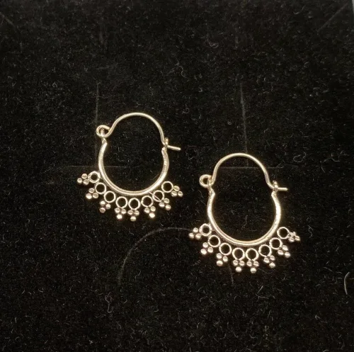 Creoler i sølv Ø 22 mm bøjle med fint mønster, Creoler i sølv Ø 15 mm bøjle med fint mønster, takker, blomster, blade, Creoler i sølv med bøjle med fint mønster, Creol øreringe sølv - bøjle med fint mønster, hoops, loops, runde, øreringe, ringe, ørenringe, bali, boho, hippie, stylish, cool, ægte, sølv, sterling sølv, billige, lave priser, kvalitet, små, specielle, mønster, maanesten