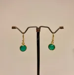 Forgyldte Ørenringe med runde facetsten - Grøn Agat, grønne, øreringe, ørehængere, ørenhængere, ørekroge, sten, med ægte, sten, ædelsten, grøn, guld, ægte, forgyldte, guldbelagte, sterling sølv, 925, facetslebne, facet, stine a, maanesten, enamel, marianne dulong, julie sandlau, susanne friis bjørner, dansk design, danske brands, flotte, små, gaveide, julegave, hængeøreringe, hængere, biti, ribe