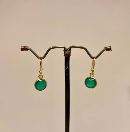 Forgyldte Ørenringe med runde facetsten - Grøn Agat, grønne, øreringe, ørehængere, ørenhængere, ørekroge, sten, med ægte, sten, ædelsten, grøn, guld, ægte, forgyldte, guldbelagte, sterling sølv, 925, facetslebne, facet, stine a, maanesten, enamel, marianne dulong, julie sandlau, susanne friis bjørner, dansk design, danske brands, flotte, små, gaveide, julegave, hængeøreringe, hængere, biti, ribe