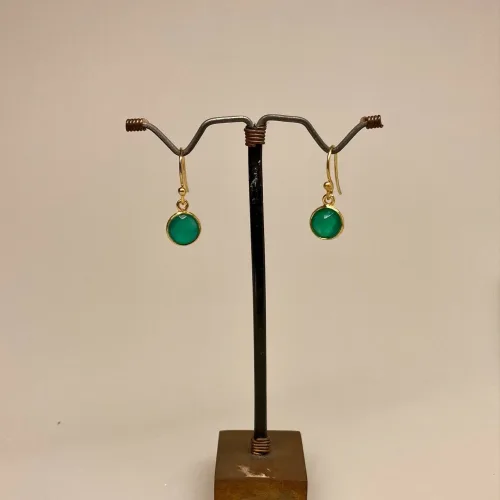 Forgyldte Ørenringe med runde facetsten - Grøn Agat, grønne, øreringe, ørehængere, ørenhængere, ørekroge, sten, med ægte, sten, ædelsten, grøn, guld, ægte, forgyldte, guldbelagte, sterling sølv, 925, facetslebne, facet, stine a, maanesten, enamel, marianne dulong, julie sandlau, susanne friis bjørner, dansk design, danske brands, flotte, små, gaveide, julegave, hængeøreringe, hængere, biti, ribe