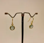 Forgyldte Ørenringe med runde facetsten - Grøn Kvarts, Forgyldte Ørenringe med runde facetsten - Grøn Agat, grønne, øreringe, ørehængere, ørenhængere, ørekroge, sten, med ægte, sten, ædelsten, grøn, guld, ægte, forgyldte, guldbelagte, sterling sølv, 925, facetslebne, facet, stine a, maanesten, enamel, marianne dulong, julie sandlau, susanne friis bjørner, dansk design, danske brands, flotte, små, gaveide, julegave, hængeøreringe, hængere, biti, ribe, champagnefarvede,