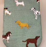 Grillhandske bomuld med tryk - Forskellige Hunde, ting med hunde, fetch, sophie allport, køkkenting, kok, madlavning, gaveide, julegave, gravhund, jack russel, westie, west highland terrier, bulldog, golden retriever, brun labrador, dalamatiner, spaniel, dansk svensk gård hund, biti, ribe