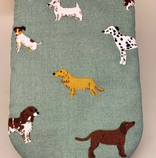 Grillhandske bomuld med tryk - Forskellige Hunde, ting med hunde, fetch, sophie allport, køkkenting, kok, madlavning, gaveide, julegave, gravhund, jack russel, westie, west highland terrier, bulldog, golden retriever, brun labrador, dalamatiner, spaniel, dansk svensk gård hund, biti, ribe
