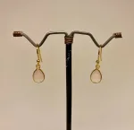 Guld Ørenringe med facetslebet Lille Dråbe - Rosa kvarts, lyserøde, lyserød, øreringe, ørehængere, ørenringe, ørekroge, rosa, rosakvarts, rosenkvarts, quartz, guldbelagt, forgyldte, ægte, guld, sølv, sterling sølv, gyldne, guldindfattede, facet, slebne, små, dråber, dråbeformede, ægte sten, ædelsten, halvædelsten, mineraler, stine a, feminine, elegante, diskrete, maanesten, enamel, susanne friis bjørner, julie sandlau, dansk design, danske designere, brands, biti, ribe