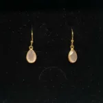 Guld Ørenringe med facetslebet Lille Dråbe - Rosa kvarts, lyserøde, lyserød, øreringe, ørehængere, ørenringe, ørekroge, rosa, rosakvarts, rosenkvarts, quartz, guldbelagt, forgyldte, ægte, guld, sølv, sterling sølv, gyldne, guldindfattede, facet, slebne, små, dråber, dråbeformede, ægte sten, ædelsten, halvædelsten, mineraler, stine a, feminine, elegante, diskrete, maanesten, enamel, susanne friis bjørner, julie sandlau, dansk design, danske designere, brands, biti, ribe