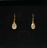 Guld Ørenringe med facetslebet Lille Dråbe - Rosa kvarts, lyserøde, lyserød, øreringe, ørehængere, ørenringe, ørekroge, rosa, rosakvarts, rosenkvarts, quartz, guldbelagt, forgyldte, ægte, guld, sølv, sterling sølv, gyldne, guldindfattede, facet, slebne, små, dråber, dråbeformede, ægte sten, ædelsten, halvædelsten, mineraler, stine a, feminine, elegante, diskrete, maanesten, enamel, susanne friis bjørner, julie sandlau, dansk design, danske designere, brands, biti, ribe