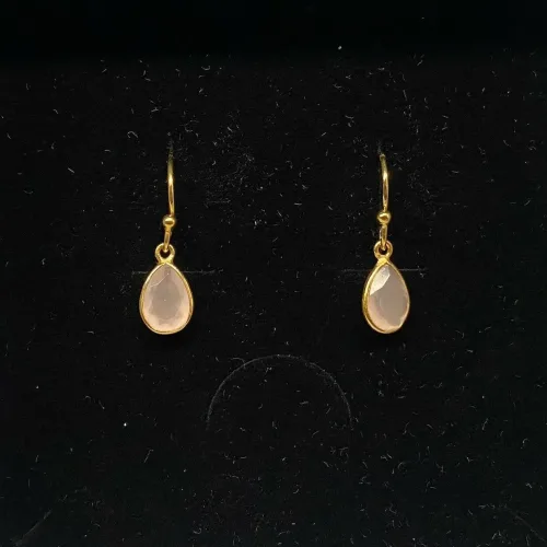 Guld Ørenringe med facetslebet Lille Dråbe - Rosa kvarts, lyserøde, lyserød, øreringe, ørehængere, ørenringe, ørekroge, rosa, rosakvarts, rosenkvarts, quartz, guldbelagt, forgyldte, ægte, guld, sølv, sterling sølv, gyldne, guldindfattede, facet, slebne, små, dråber, dråbeformede, ægte sten, ædelsten, halvædelsten, mineraler, stine a, feminine, elegante, diskrete, maanesten, enamel, susanne friis bjørner, julie sandlau, dansk design, danske designere, brands, biti, ribe