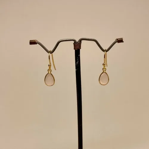 Guld Ørenringe med facetslebet Lille Dråbe - Rosa kvarts, lyserøde, lyserød, øreringe, ørehængere, ørenringe, ørekroge, rosa, rosakvarts, rosenkvarts, quartz, guldbelagt, forgyldte, ægte, guld, sølv, sterling sølv, gyldne, guldindfattede, facet, slebne, små, dråber, dråbeformede, ægte sten, ædelsten, halvædelsten, mineraler, stine a, feminine, elegante, diskrete, maanesten, enamel, susanne friis bjørner, julie sandlau, dansk design, danske designere, brands, biti, ribe