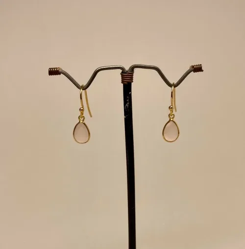 Guld Ørenringe med facetslebet Lille Dråbe - Rosa kvarts, lyserøde, lyserød, øreringe, ørehængere, ørenringe, ørekroge, rosa, rosakvarts, rosenkvarts, quartz, guldbelagt, forgyldte, ægte, guld, sølv, sterling sølv, gyldne, guldindfattede, facet, slebne, små, dråber, dråbeformede, ægte sten, ædelsten, halvædelsten, mineraler, stine a, feminine, elegante, diskrete, maanesten, enamel, susanne friis bjørner, julie sandlau, dansk design, danske designere, brands, biti, ribe