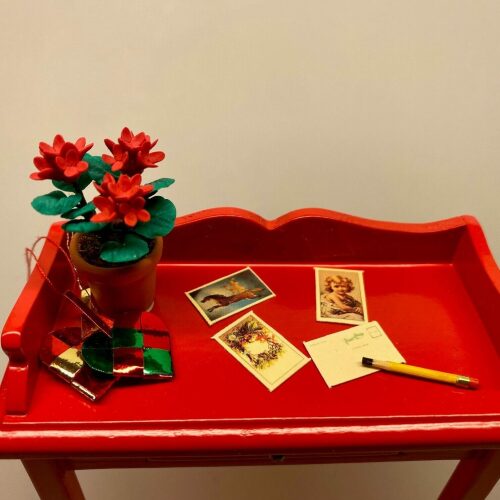 Miniature Blyant og tre julekort, postkort, blyant, pen, julekort, julehilsen, hjertelig, kærlig hilsen, dukkehus, dukkehusting, dukkehustilbehør, nissebo, nisseting, nissetilbehør, nisser, nissebo, nissehus, dukkehustilbehør, sætterkasse, sættekasse , ting til, miniaturer, sjov, julepynt, nisselandskab, 1:12, biti, ribe