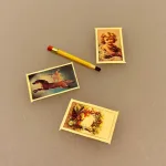 Miniature Blyant og tre julekort, postkort, blyant, pen, julekort, julehilsen, hjertelig, kærlig hilsen, dukkehus, dukkehusting, dukkehustilbehør, nissebo, nisseting, nissetilbehør, nisser, nissebo, nissehus, dukkehustilbehør, sætterkasse, sættekasse , ting til, miniaturer, sjov, julepynt, nisselandskab, 1:12, biti, ribe