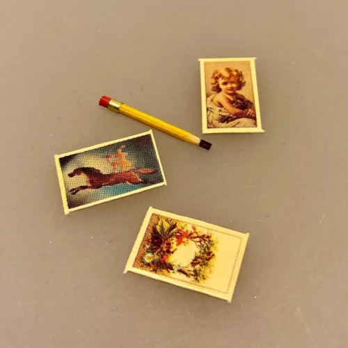Miniature Blyant og tre julekort, postkort, blyant, pen, julekort, julehilsen, hjertelig, kærlig hilsen, dukkehus, dukkehusting, dukkehustilbehør, nissebo, nisseting, nissetilbehør, nisser, nissebo, nissehus, dukkehustilbehør, sætterkasse, sættekasse , ting til, miniaturer, sjov, julepynt, nisselandskab, 1:12, biti, ribe