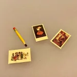 Miniature Blyant og tre julekort, postkort, blyant, pen, julekort, julehilsen, hjertelig, kærlig hilsen, dukkehus, dukkehusting, dukkehustilbehør, nissebo, nisseting, nissetilbehør, nisser, nissebo, nissehus, dukkehustilbehør, sætterkasse, sættekasse , ting til, miniaturer, sjov, julepynt, nisselandskab, 1:12, biti, ribe
