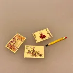 Miniature Blyant og tre julekort, postkort, blyant, pen, julekort, julehilsen, hjertelig, kærlig hilsen, dukkehus, dukkehusting, dukkehustilbehør, nissebo, nisseting, nissetilbehør, nisser, nissebo, nissehus, dukkehustilbehør, sætterkasse, sættekasse , ting til, miniaturer, sjov, julepynt, nisselandskab, 1:12, biti, ribe