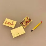 Miniature Blyant og tre julekort, postkort, blyant, pen, julekort, julehilsen, hjertelig, kærlig hilsen, dukkehus, dukkehusting, dukkehustilbehør, nissebo, nisseting, nissetilbehør, nisser, nissebo, nissehus, dukkehustilbehør, sætterkasse, sættekasse , ting til, miniaturer, sjov, julepynt, nisselandskab, 1:12, biti, ribe
