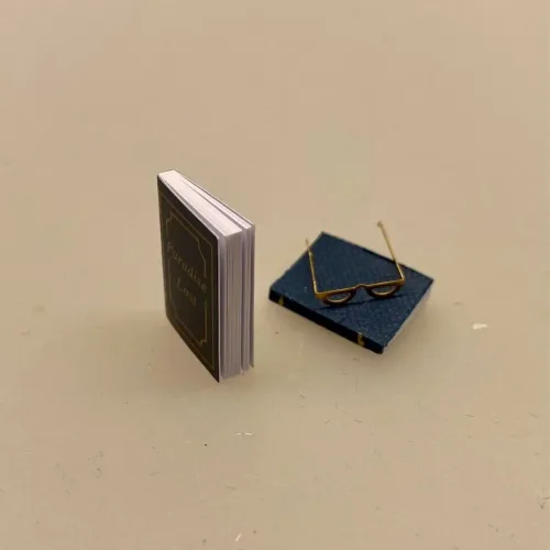 Miniature Bøger og læsebriller, bog, bøger, læsehest, miniature, miniaturer, dukkehusting, bibliotek, bibliotekar, journalist, forfatter, læsebriller, nissetilbehør, nisseting, nisser, nissebo, nissedør, nissehus, dukkehus, dukkestue, dukketing, ting til, sætterkasse, sættekasse, 1:12, biti, ribe