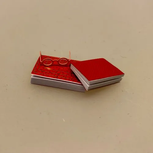 Miniature Bøger og læsebriller, bog, bøger, læsehest, miniature, miniaturer, dukkehusting, bibliotek, bibliotekar, journalist, forfatter, læsebriller, nissetilbehør, nisseting, nisser, nissebo, nissedør, nissehus, dukkehus, dukkestue, dukketing, ting til, sætterkasse, sættekasse, 1:12, biti, ribe