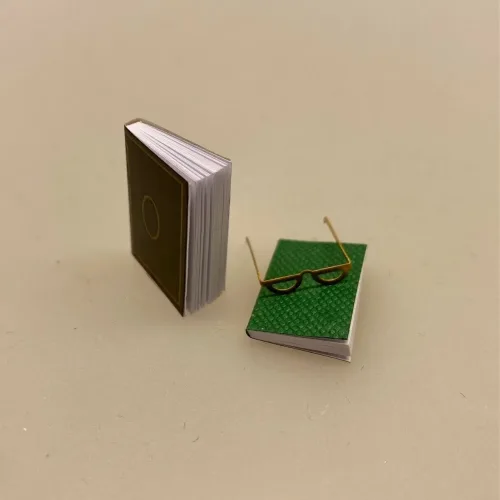 Miniature Bøger og læsebriller, bog, bøger, læsehest, miniature, miniaturer, dukkehusting, bibliotek, bibliotekar, journalist, forfatter, læsebriller, nissetilbehør, nisseting, nisser, nissebo, nissedør, nissehus, dukkehus, dukkestue, dukketing, ting til, sætterkasse, sættekasse, 1:12, biti, ribe
