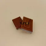 Miniature Bøger og læsebriller, bog, bøger, læsehest, miniature, miniaturer, dukkehusting, bibliotek, bibliotekar, journalist, forfatter, læsebriller, nissetilbehør, nisseting, nisser, nissebo, nissedør, nissehus, dukkehus, dukkestue, dukketing, ting til, sætterkasse, sættekasse, 1:12, biti, ribe