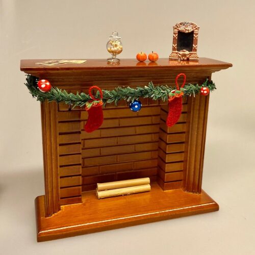 Miniature Granguirlande, ranke, granpynt, julepynt, Miniature Trappestige brun, stige, stigestol, stol, almue, bondemøbler, nissemøbler, nisseting, nissetilbehør, nissebo, nissedør, nisser, nisse, dukkehus, dukkehusting, dukkehustilbehør, ting til, dukkemøbler, dukkehusmøbler, biti, ribe, 1:12