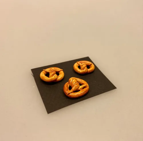 Miniature Kringle, sukkerkringle, mini, minimad, julebag, den store bagedyst, jul, Miniature Bagette, flute, flutes, fransk, picnic, dukkehus, dukkehuset, dukkehusmad, brød, miniaturebrød, bagværk, bager, bagedyst, brødbager, dukkehustilbehør, dukkehusting, nisser, nissedør, nissebo, ting til dukkehuset, ting til nisser, Biti, ribe, dukketing, miniature, miniaturemad,
