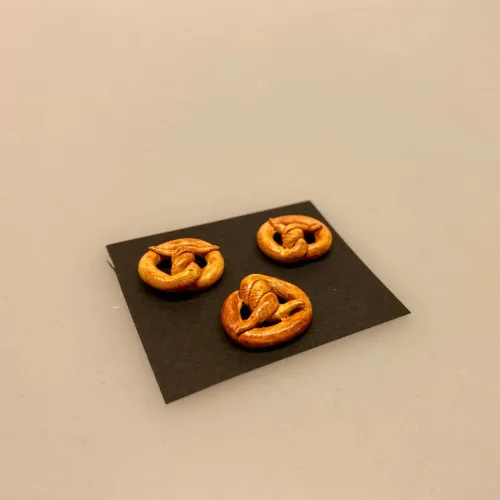 Miniature Kringle, sukkerkringle, mini, minimad, julebag, den store bagedyst, jul, Miniature Bagette, flute, flutes, fransk, picnic, dukkehus, dukkehuset, dukkehusmad, brød, miniaturebrød, bagværk, bager, bagedyst, brødbager, dukkehustilbehør, dukkehusting, nisser, nissedør, nissebo, ting til dukkehuset, ting til nisser, Biti, ribe, dukketing, miniature, miniaturemad,