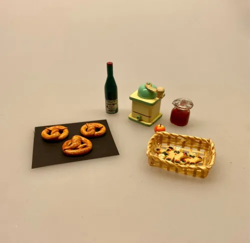 Miniature Kringle, sukkerkringle, mini, minimad, julebag, den store bagedyst, jul, Miniature Bagette, flute, flutes, fransk, picnic, dukkehus, dukkehuset, dukkehusmad, brød, miniaturebrød, bagværk, bager, bagedyst, brødbager, dukkehustilbehør, dukkehusting, nisser, nissedør, nissebo, ting til dukkehuset, ting til nisser, Biti, ribe, dukketing, miniature, miniaturemad,