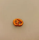 Miniature Kringle, sukkerkringle, mini, minimad, julebag, den store bagedyst, jul, Miniature Bagette, flute, flutes, fransk, picnic, dukkehus, dukkehuset, dukkehusmad, brød, miniaturebrød, bagværk, bager, bagedyst, brødbager, dukkehustilbehør, dukkehusting, nisser, nissedør, nissebo, ting til dukkehuset, ting til nisser, Biti, ribe, dukketing, miniature, miniaturemad,