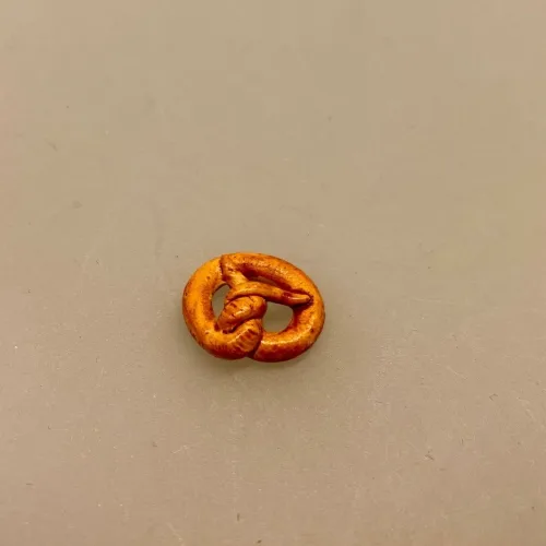 Miniature Kringle, sukkerkringle, mini, minimad, julebag, den store bagedyst, jul, Miniature Bagette, flute, flutes, fransk, picnic, dukkehus, dukkehuset, dukkehusmad, brød, miniaturebrød, bagværk, bager, bagedyst, brødbager, dukkehustilbehør, dukkehusting, nisser, nissedør, nissebo, ting til dukkehuset, ting til nisser, Biti, ribe, dukketing, miniature, miniaturemad,