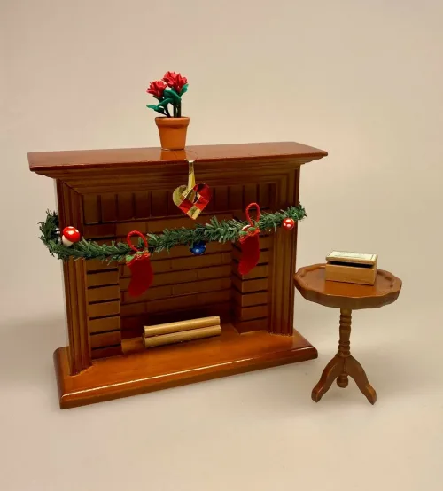Miniature Lille rundt bord valnød, Miniature Lille rundt bord mahogny, Miniature Lille rundt bord mahogny ,Miniature Gyngestol Mahogny, Miniature kamin i Mahogny, Miniature Kamin lys træ, miniature, miniaturer, dukkehus, dukkehusting, dukkehustilbehør, ting til dukkehuset, 1:12, kamin, kaminhylde, op på kaminhylden, og glimmer på, hella joof, pejs, åben pejs, ildsted, kakkelovn, brændeovn, nissebo, nissedør, santa, chimney, chimny, nissetilbehør, nisseting, ting til nisser,