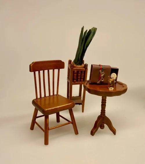 Miniature Lille rundt bord valnød, Miniature Lille rundt bord mahogny, Miniature Lille rundt bord mahogny ,Miniature Gyngestol Mahogny, Miniature kamin i Mahogny, Miniature Kamin lys træ, miniature, miniaturer, dukkehus, dukkehusting, dukkehustilbehør, ting til dukkehuset, 1:12, kamin, kaminhylde, op på kaminhylden, og glimmer på, hella joof, pejs, åben pejs, ildsted, kakkelovn, brændeovn, nissebo, nissedør, santa, chimney, chimny, nissetilbehør, nisseting, ting til nisser,