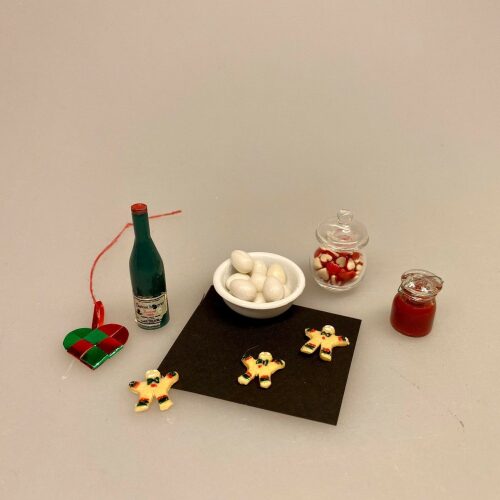 Miniature Peberkage mand, peberkager, kagemænd, kagemand, figurer, julebag, nissehus, nissedør, jul, julekage, dukkehusmad, dukkehustilbehør, dukkehusting, 1:12, nissebo, nisseting, nissetilbehør, sangskjuler, advent