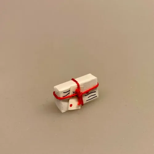 Miniature Postpakke hvid lille, Miniature Postpakke hvid stor, gave, post, julepakke, Miniature Postpakke brun stor, postpakke, minipakke, miniaturer, nissebo, nissedør, nisseting, nissehus, nissetilbehør, tilbehør, til, nisser, dukkehuset, dukkehus, dukkehustilbehør, jul, pakke, mini, dukkehusmøbler, dukkestue, kødmand, høker, biti, ribe, 1:12