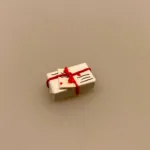Miniature Postpakke hvid lille, Miniature Postpakke hvid stor, gave, post, julepakke, Miniature Postpakke brun stor, postpakke, minipakke, miniaturer, nissebo, nissedør, nisseting, nissehus, nissetilbehør, tilbehør, til, nisser, dukkehuset, dukkehus, dukkehustilbehør, jul, pakke, mini, dukkehusmøbler, dukkestue, kødmand, høker, biti, ribe, 1:12