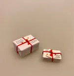 Miniature Postpakke hvid lille, Miniature Postpakke hvid stor, gave, post, julepakke, Miniature Postpakke brun stor, postpakke, minipakke, miniaturer, nissebo, nissedør, nisseting, nissehus, nissetilbehør, tilbehør, til, nisser, dukkehuset, dukkehus, dukkehustilbehør, jul, pakke, mini, dukkehusmøbler, dukkestue, kødmand, høker, biti, ribe, 1:12