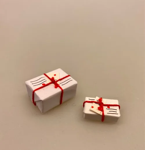 Miniature Postpakke hvid lille, Miniature Postpakke hvid stor, gave, post, julepakke, Miniature Postpakke brun stor, postpakke, minipakke, miniaturer, nissebo, nissedør, nisseting, nissehus, nissetilbehør, tilbehør, til, nisser, dukkehuset, dukkehus, dukkehustilbehør, jul, pakke, mini, dukkehusmøbler, dukkestue, kødmand, høker, biti, ribe, 1:12