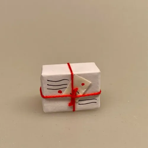 Miniature Postpakke hvid stor, gave, post, julepakke, Miniature Postpakke brun stor, postpakke, minipakke, miniaturer, nissebo, nissedør, nisseting, nissehus, nissetilbehør, tilbehør, til, nisser, dukkehuset, dukkehus, dukkehustilbehør, jul, pakke, mini, dukkehusmøbler, dukkestue, kødmand, høker, biti, ribe, 1:12