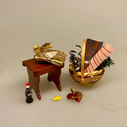 Miniature Skammel Valnød, Miniature Skammel cremefarvet, skammel, taburet, fodskammel, gymnastikskammel, nisser, nisserne, nissedør, nissebo, nissehus, badeværelse, dukkehus, dukkehusting, tilbehør, dukkehusmøbler, dukkemøbler, miniature, miniaturer, sætterkasse, sættekasse, ting til, 1:12, biti, ribe, sort sol, vadehavet,