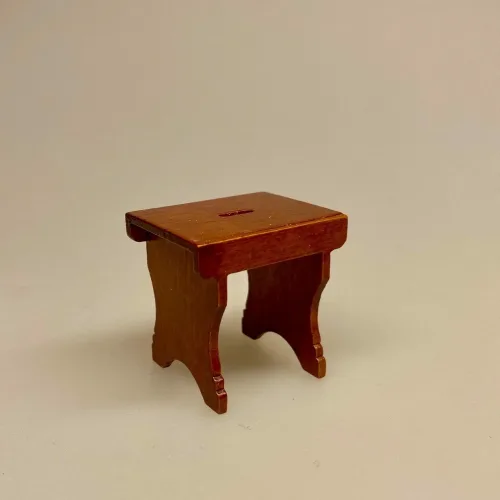 Miniature Skammel Valnød, Miniature Skammel cremefarvet, skammel, taburet, fodskammel, gymnastikskammel, nisser, nisserne, nissedør, nissebo, nissehus, badeværelse, dukkehus, dukkehusting, tilbehør, dukkehusmøbler, dukkemøbler, miniature, miniaturer, sætterkasse, sættekasse, ting til, 1:12, biti, ribe, sort sol, vadehavet,